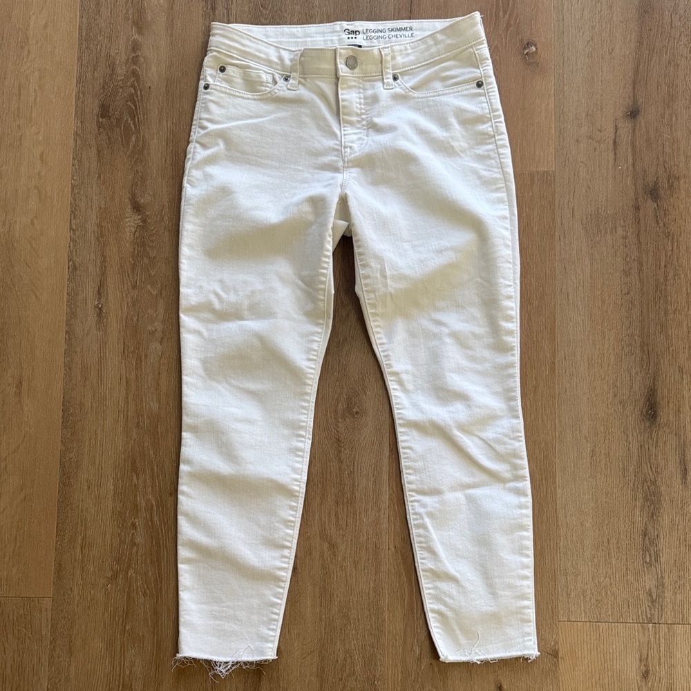 Gap Legging Skimmer crop white jeans. Size 6/28R. Distressed ankles. 25” inseam